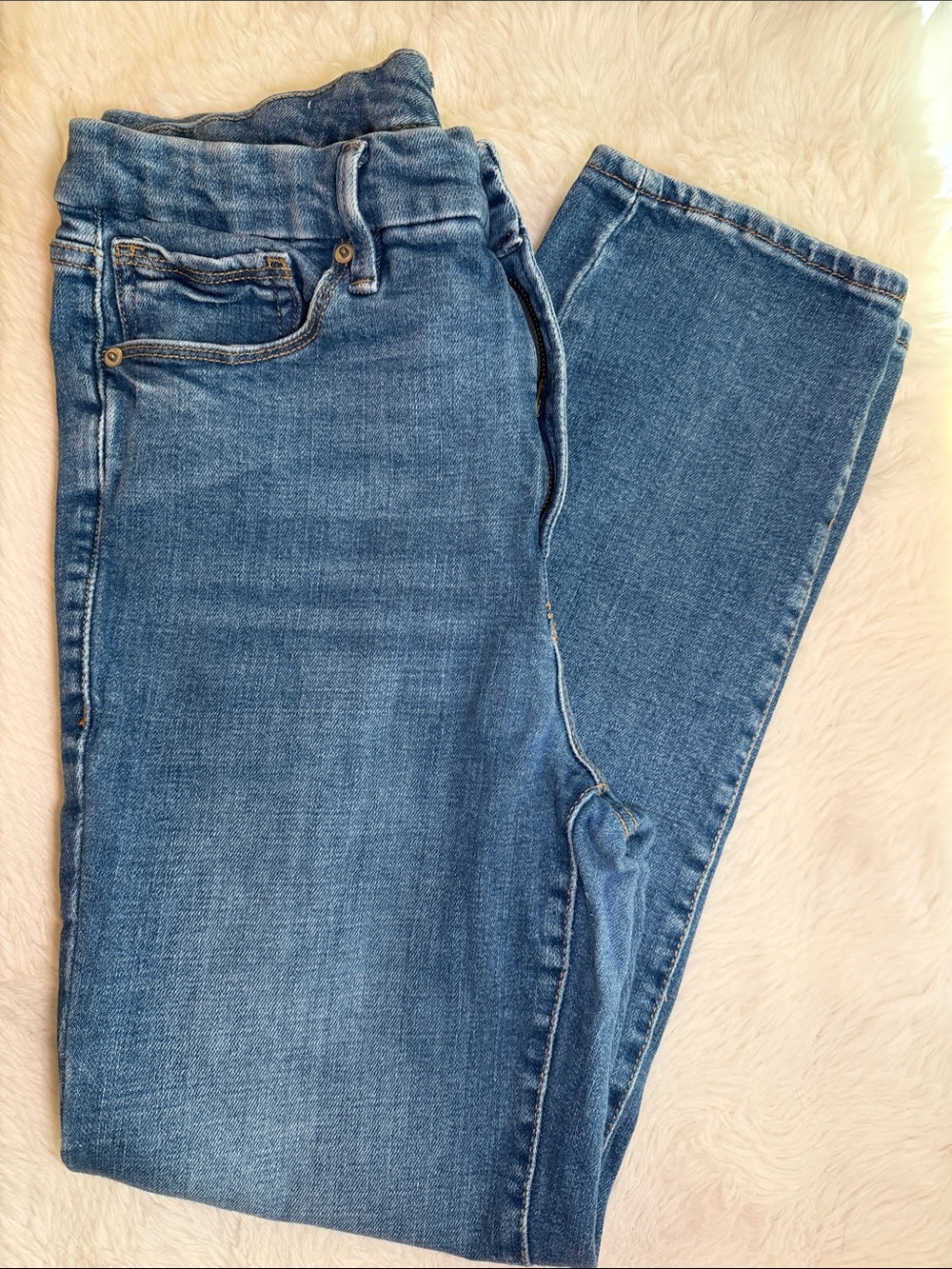 Good American Straight Leg Jeans — Medium Blue Wash